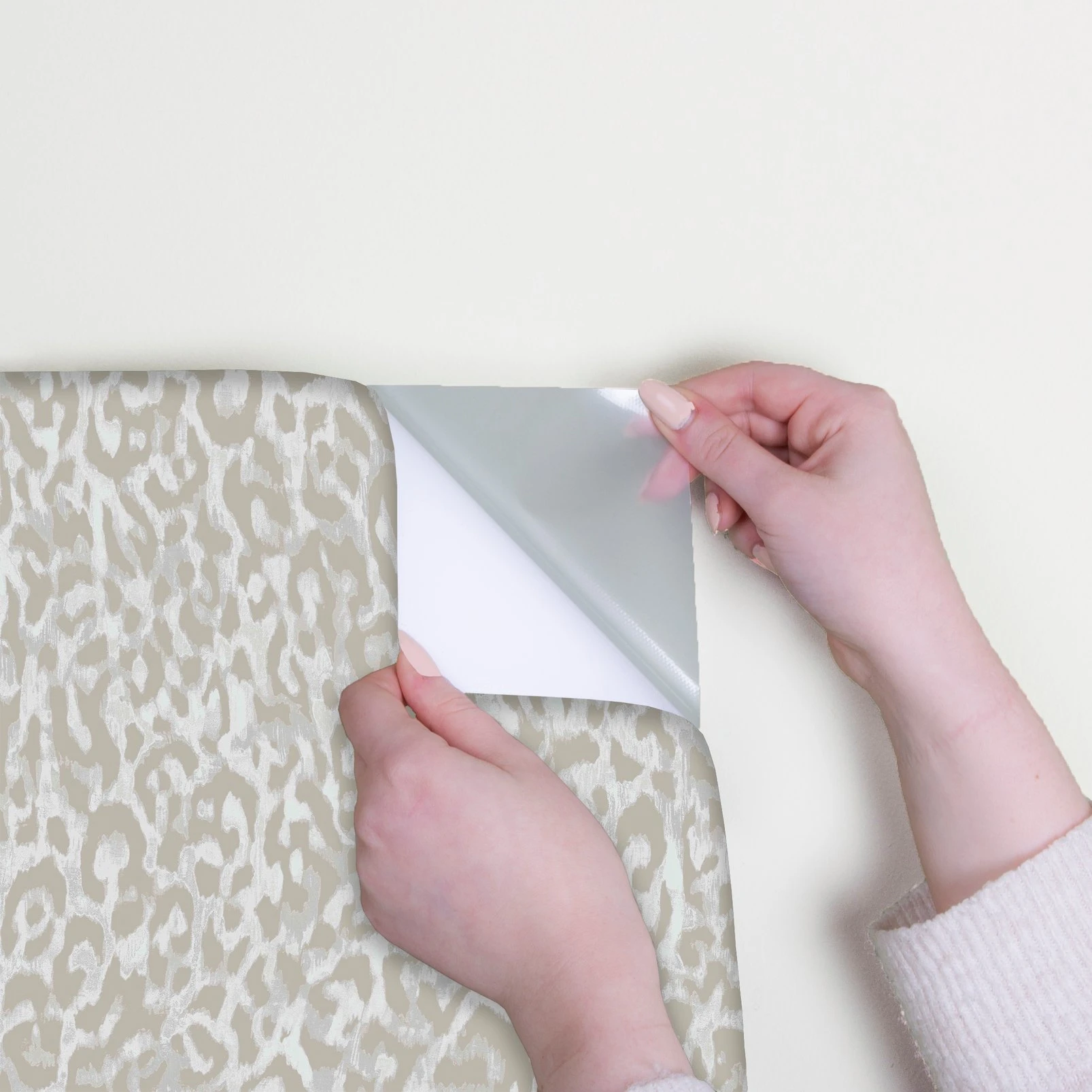 Nicole Miller Laid Back Leopard Peel & Stick Twine Wallpaper